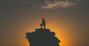 Qué significa el proverbio apache: «Es mejor tener menos truenos en la boca y más relámpagos en la mano» Qué significa el proverbio apache: "Es mejor tener menos truenos en la boca y más relámpagos en la mano" imagen-3