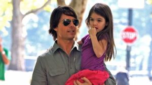 Aunque reniega de él, hubo una película donde Suri, la hija de Tom Cruise, actuó junto a él Aunque reniega de él, hubo una película donde Suri, la hija de Tom Cruise, actuó junto a él imagen-2