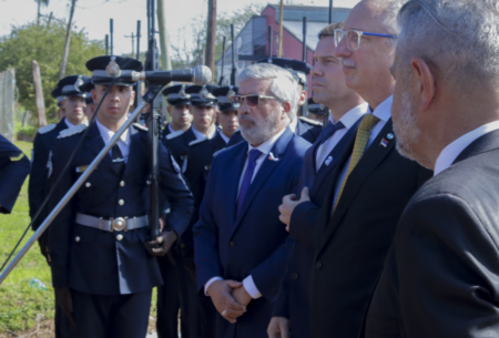 El ministro Uset acompañó al Gobernador en el homenaje al General San Martín El ministro Uset acompañó al Gobernador en el homenaje al General San Martín imagen-85