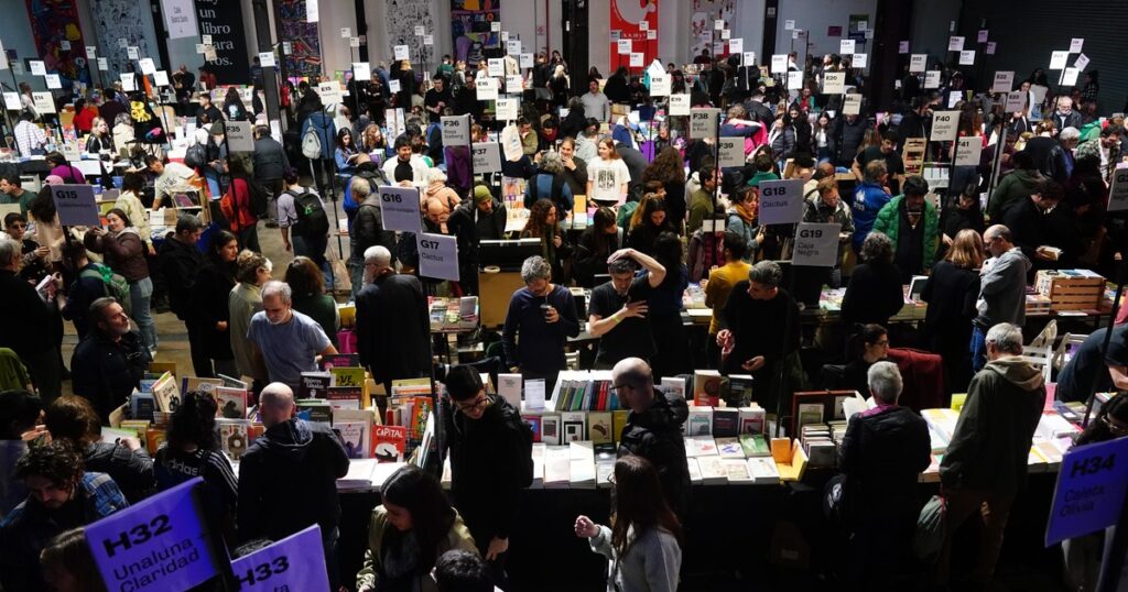 La tormenta y la marcha al Congreso se hicieron sentir en el primer día de la Feria de Editores imagen-96