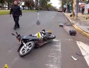 Choque entre una moto y un auto dejó a una joven herida en Posadas imagen-1