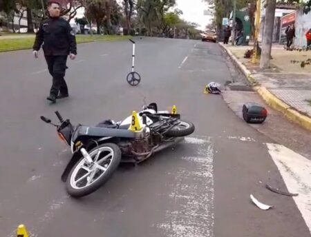 Choque entre una moto y un auto dejó a una joven herida en Posadas imagen-34
