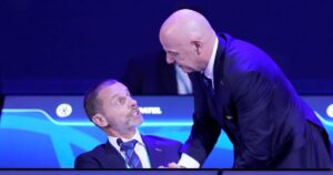 Infantino nada entre tiburones imagen-1