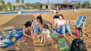 En un domingo ideal en Posadas para disfrutar al aire libre, las familias festejaron el Día del Niño entre toboganes, arena y agua imagen-7
