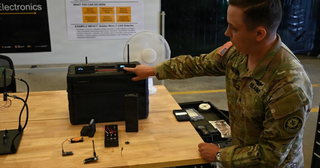 Soldado e ingeniero militar inventa un detector de drones portátil para proteger a las tropas de primera línea: las piezas cuestan menos de 120 dólares y se pueden ensamblar en menos de una hora imagen-97