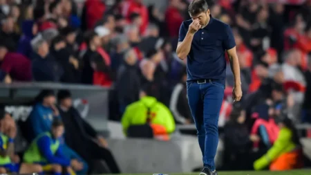 "Hay que...": el mensaje de Coudet a los jugadores de River y charla con Di Carlo en el vestuario - TyC Sports imagen-6