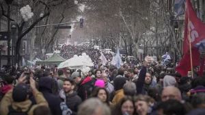 Organizaciones sociales y gremios se movilizan frente al Congreso contra la Ley de Propiedad Privada: hay enfrentamientos con la Policía imagen-122