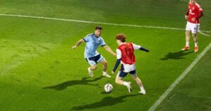 Video: el jugador de la Selección que se sumó a un partido de fútbol amateur durante sus vacaciones imagen-1