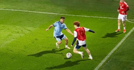 Video: el jugador de la Selección que se sumó a un partido de fútbol amateur durante sus vacaciones imagen-18