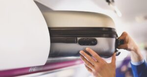 Una aerolínea comenzará a cobrar por usar los compartimientos superiores para el equipaje: desde cuándo regirá la nueva medida imagen-4