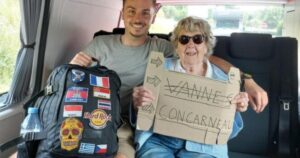 Teresa, la abuela de 93 años que viaja con su nieto haciendo autoestop y ya llevan 2.000 kilómetros: "Al principio se negó, iba a regañadientes" imagen-2