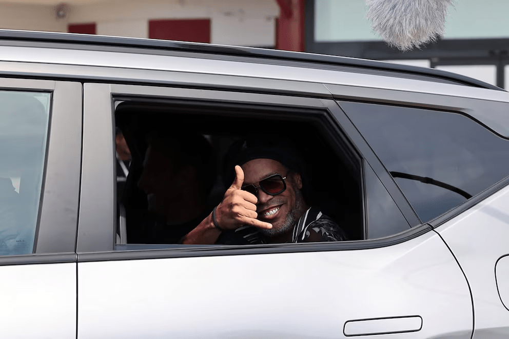 Ronaldinho llegó a Italia para firmar contrato con el Ravenna: volverá a las canchas con 46 años Ronaldinho llegó a Italia para firmar contrato con el Ravenna: volverá a las canchas con 46 años imagen-5