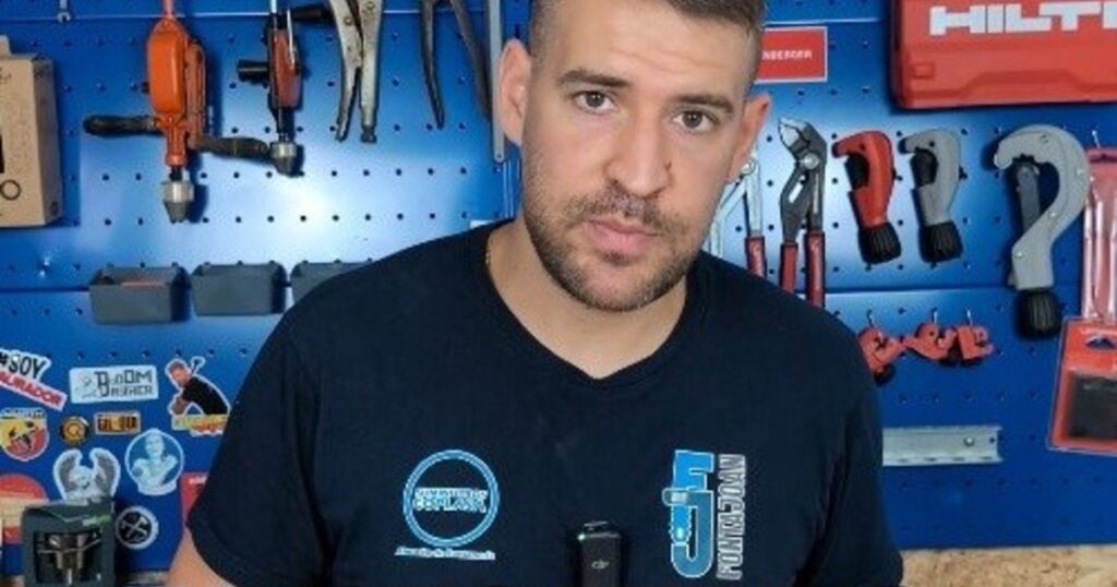 Joan Pascual, fontanero autónomo: “Puedes ganar mucho dinero, pero antes te tocará madrugar, romperte la espalda y echar muchas horas” Joan Pascual, fontanero autónomo: “Puedes ganar mucho dinero, pero antes te tocará madrugar, romperte la espalda y echar muchas horas” imagen-105