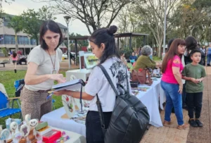La plaza Colón fue escenario de una feria de artesanos y música en vivo La plaza Colón fue escenario de una feria de artesanos y música en vivo imagen-1