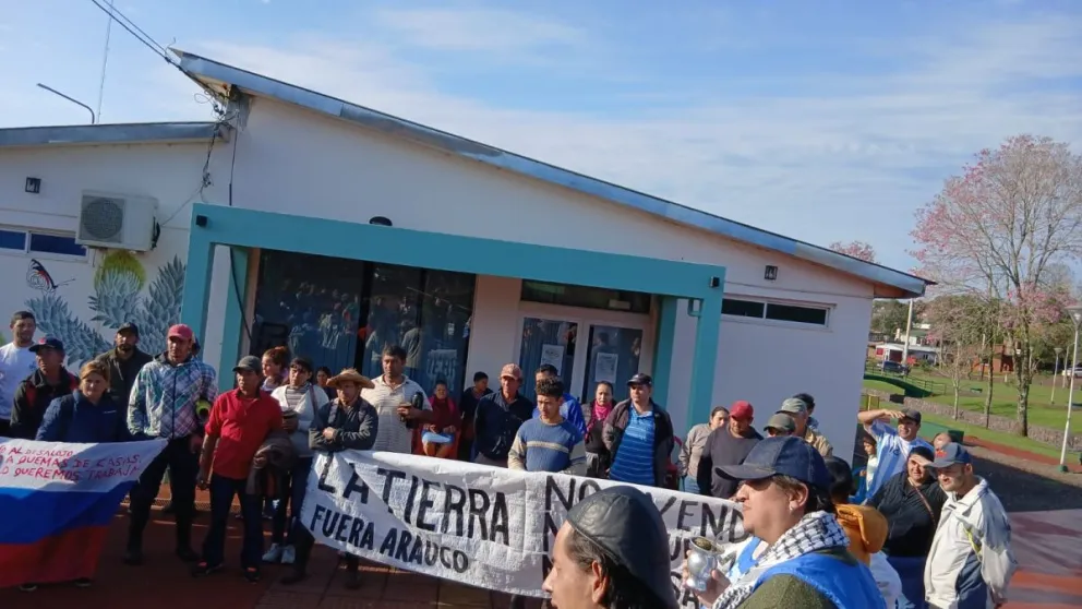 Vecinos de Puerto Argentino marcharon en San Pedro para reclamar por la regularización de sus tierras Vecinos de Puerto Argentino marcharon en San Pedro para reclamar por la regularización de sus tierras imagen-5