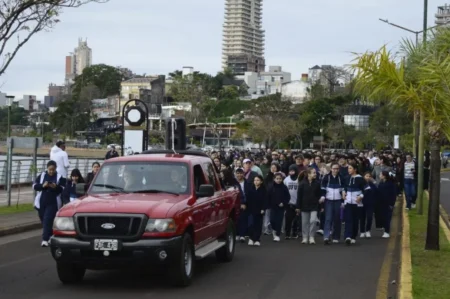 Decenas de personas se sumaron a la caminata solidaria del Instituto Pedro Goyena imagen-14