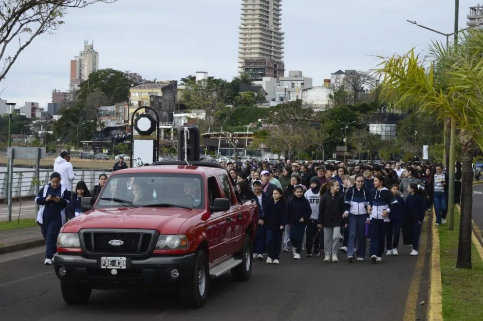 Decenas de personas se sumaron a la caminata solidaria del Instituto Pedro Goyena imagen-5