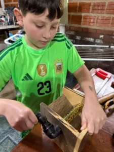 Un alumno de quinto grado de la Escuela 740 creó un rallador con materiales reciclados imagen-2