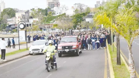 Decenas de personas caminaron por la solidaridad junto al Instituto Goyena imagen-14