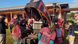 Estudiantes se capacitan para conducir tractores en una escuela con orientacion agrícola de Montecarlo Estudiantes se capacitan para conducir tractores en una escuela con orientacion agrícola de Montecarlo imagen-2
