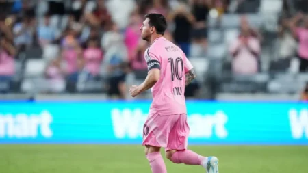 Ovacionado por todo el estadio: así fue el regreso de Messi tras perder a su padre – TyC Sports Ovacionado por todo el estadio: así fue el regreso de Messi tras perder a su padre - TyC Sports imagen-6