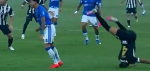 Video | Un futbolista de Atlético Mineiro sufrió un fuerte golpe en la cabeza y fue reemplazado por protocolo de conmoción cerebral en el clásico ante Cruzeiro Video | Un futbolista de Atlético Mineiro sufrió un fuerte golpe en la cabeza y fue reemplazado por protocolo de conmoción cerebral en el clásico ante Cruzeiro imagen-1