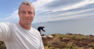 Bear Grylls, ‘El último superviviente’, 51 años: “Llevo décadas empezando el día con 25 dominadas y 50 flexiones; al principio no podía hacer ni tres” imagen-2