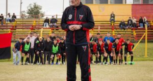 Cumplió 30 años ininterrumpidos como DT de su club, hace más de siete años que no gana pero no renuncia porque todavía sueña con ascender imagen-2
