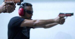 El Gobierno reglamentó la tenencia de silenciadores y miras nocturnas para armas: quiénes pueden registrarlos y cuáles son los requisitos El Gobierno reglamentó la tenencia de silenciadores y miras nocturnas para armas: quiénes pueden registrarlos y cuáles son los requisitos imagen-3