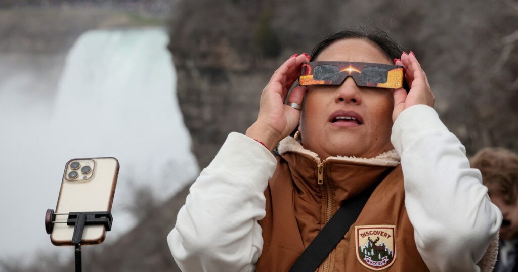 Javier Hurtado, oftalmólogo, sobre el eclipse solar: «Si llevas las gafas adecuadas no tendrás problemas. Mirar el sol sin protección puede provocar una quemadura en la retina» Javier Hurtado, oftalmólogo, sobre el eclipse solar: "Si llevas las gafas adecuadas no tendrás problemas. Mirar el sol sin protección puede provocar una quemadura en la retina" imagen-94