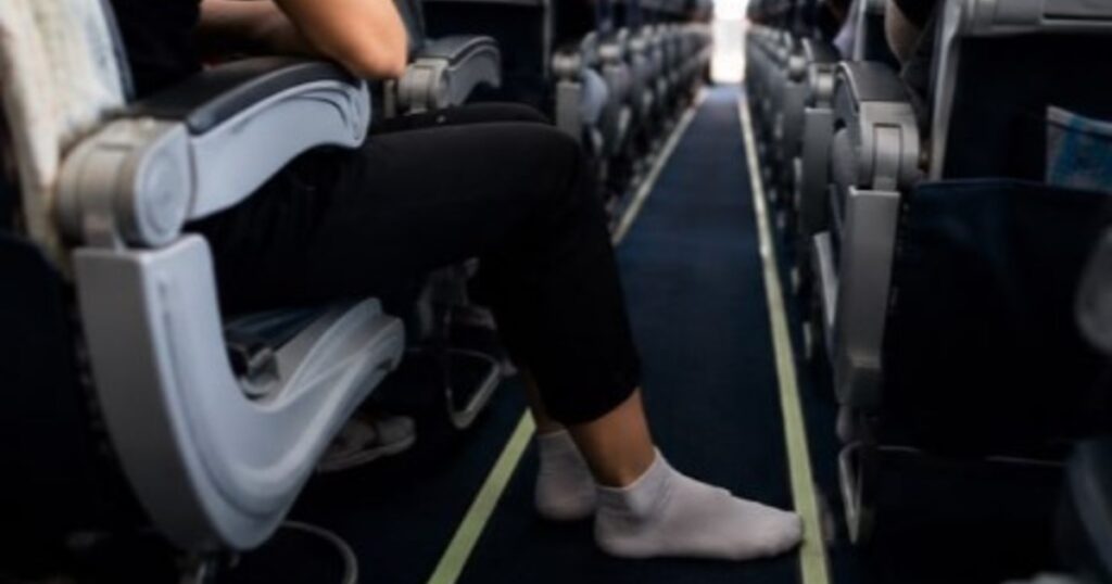 Las expertos coinciden: por qué nunca hay que sacarse los zapatos en un avión imagen-106
