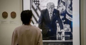 Donald Trump ordena instalar carteles frente al Smithsonian para advertir sobre “información inexacta” en sus exhibiciones imagen-4