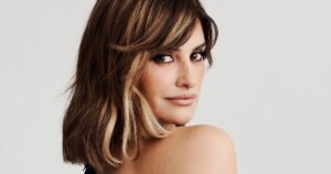 Penélope Cruz, actriz, 52 años: “Crecí en el salón de belleza de mi madre, allí aprendí todo sobre cortes de pelo y maquillaje, podría dedicarme profesionalmente, no conozco los trucos de Hollywood” Penélope Cruz, actriz, 52 años: “Crecí en el salón de belleza de mi madre, allí aprendí todo sobre cortes de pelo y maquillaje, podría dedicarme profesionalmente, no conozco los trucos de Hollywood” imagen-3