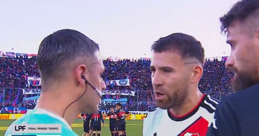 Otamendi, picante con el árbitro por el penal no cobrado a River: «¿Ustedes son profesionales o no?» Otamendi, picante con el árbitro por el penal no cobrado a River: "¿Ustedes son profesionales o no?" imagen-43