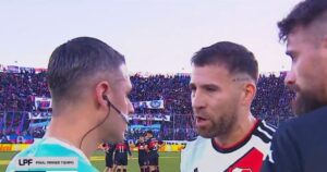 Otamendi, picante con el árbitro por el penal no cobrado a River: "¿Ustedes son profesionales o no?" imagen-2