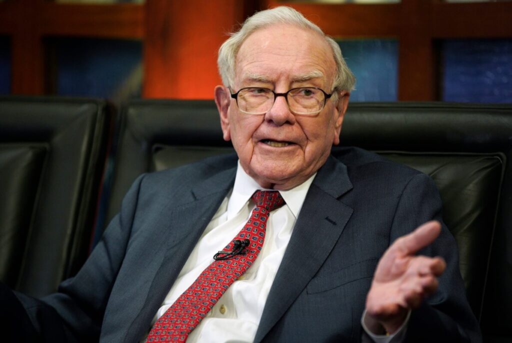 El magnate financiero Warren Buffett dejó la presidencia del holding que lideró por 56 años imagen-5