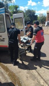 Policías auxiliaron a un hombre de 87 años que se desvaneció tras sufrir una caída en la vía pública imagen-1