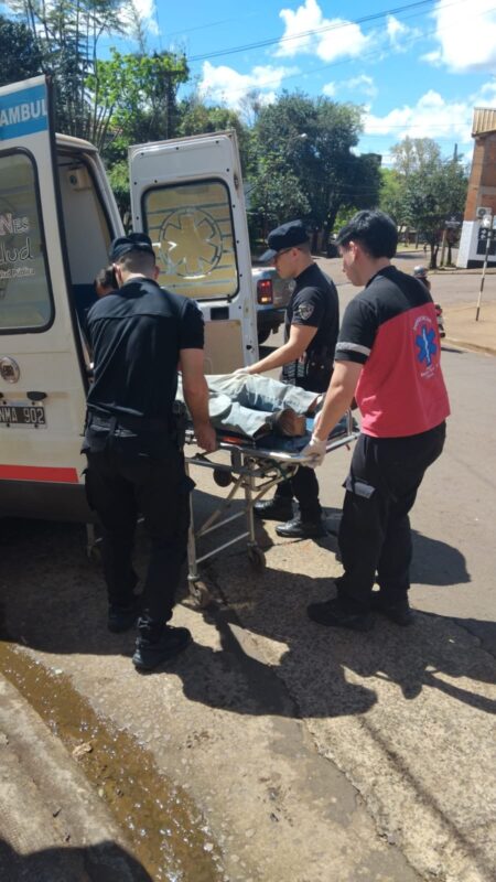 Policías auxiliaron a un hombre de 87 años que se desvaneció tras sufrir una caída en la vía pública imagen-21