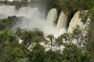 Cataratas imponentes: el caudal supera los 6,4 millones de litros por segundo imagen-1