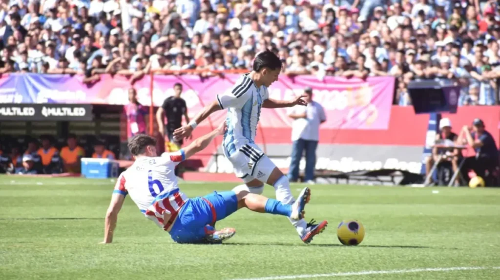 La Selección Argentina no pudo con Paraguay y se quedó con la medalla plateada en los Juegos Suramericanos - TyC Sports imagen-5