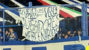 La medida que tomó el plantel de Vélez por un reclamo económico y la dura bandera en el Amalfitani: "Jugadores mercenarios&q... imagen-3