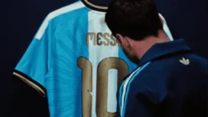 Messi presentó la camiseta que usará en su último partido con la Selección Argentina - TyC Sports imagen-2