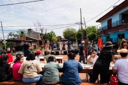 Con música y “jopará”, los vecinos del barrio San Jorge le dijeron “¡Juira!” a la miseria imagen-60