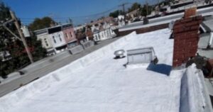 Pintaron de blanco los techos de 340 casas para reducir el calor y el consumo de aire acondicionado, logrando bajar hasta 2.8 °C la temperatura de los techos y 560 kWh anuales de consumo imagen-2