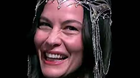 25 años después, Liv Tyler vuelve a colocarse la corona de la princesa Arwen de 'El señor de los anillos' imagen-121