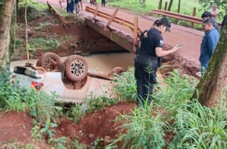 A casi 24 horas del vuelco en el puente del Mbocay, aún no hay información oficial imagen-13