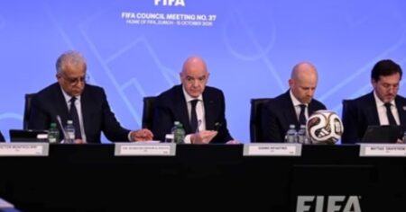 Consejo de la FIFA: Infantino se disculpó por el intento de privatizar el Mundial pero la UEFA no afloja… Consejo de la FIFA: Infantino se disculpó por el intento de privatizar el Mundial pero la UEFA no afloja... imagen-18