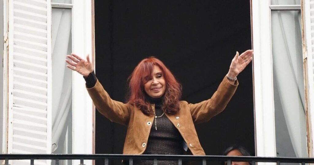 Día de la Lealtad por separado: Kicillof defendió a Cristina Kirchner y La Cámpora llenó San José 1111 imagen-106