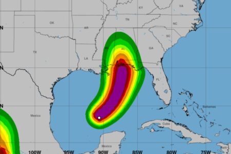 Se encienden las alarmas por la trayectoria del huracán Isaías y su paso por Florida este fin de semana imagen-12