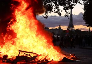 Ebullición social en Francia: una ecléctica protesta deriva en disturbios, incendios y choques con la policía Ebullición social en Francia: una ecléctica protesta deriva en disturbios, incendios y choques con la policía imagen-2